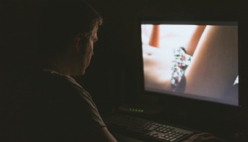 Porno İzleyen Erkeklerin Akıl Sağlığı Risk Altında!