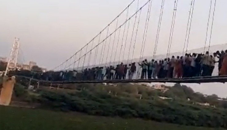 Köprü Çöktü 60 Kişi Öldü!