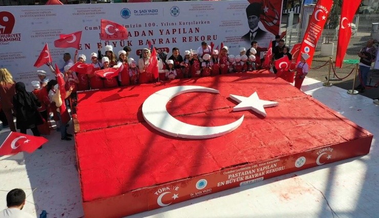 Türk Bayrağı Pastası Rekor Kırdı!