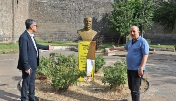 Ahmed Arif'in Büstüne Saldırı!