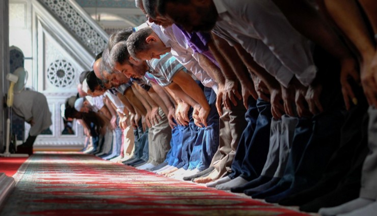 'Erkekler Başı Açık Namaz Kılmasın'