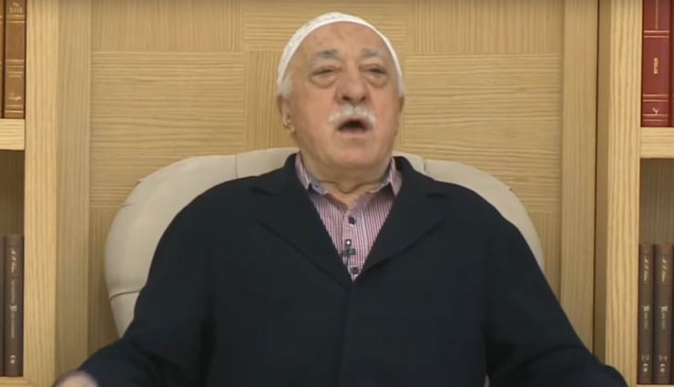 Gülen Günde 3 Defa Oraya Gidiyor!