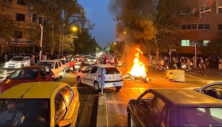 İran'da Protestolar Büyüyor!