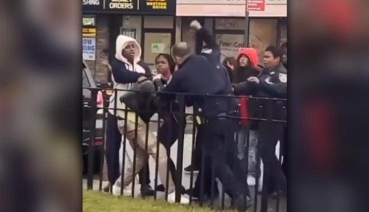 Polis Siyah Kız Çocuğunu Dövdü!