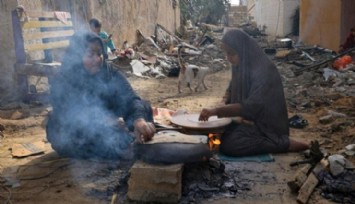 Gazzeliler Evlerinin Yıkıntılarını İnceliyor!