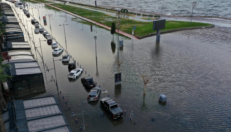 İzmir'de Deniz 1 Metre Yükseldi!