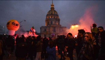 Fransızlar, Emeklilik Reformunu Protesto Etti!