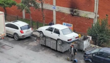 İstanbul’da İlginç Görüntü! Arabayı Çöpe Attılar!