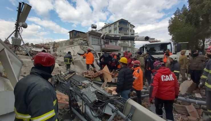 Osmaniye’de Artçı Deprem Sonrası 4 Katlı Bina Yıkıldı!