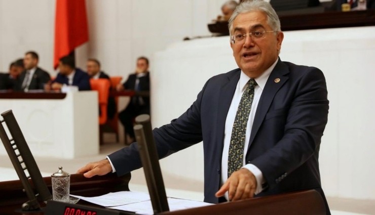 CHP'li Ünsal: 'Kızılay İki Tır Dolusu Giysi Satmış!'