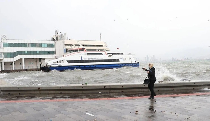 İzmir'de Vapur Seferleri İptal!