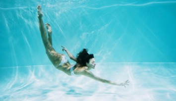 Kadınlar Yüzme Havuzlarına Üstsüz Girebilecek!