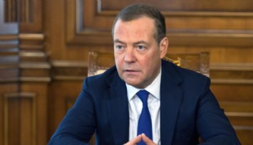 Medvedev: 'Rus Ordusu Daha da Büyümeli'