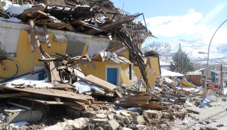 Yardım Depremzede Yerine AK Partili Muhtar Yakınına Gitti!