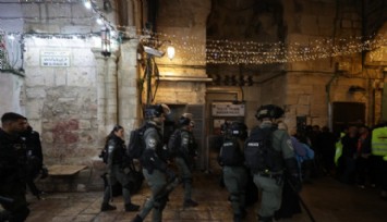 İsrail Polisi Mescid-i Aksa'ya Baskın Düzenledi!