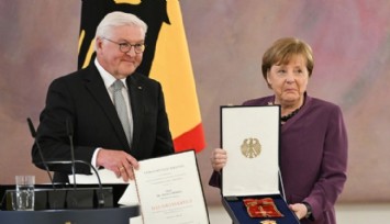 Merkel'e, En Yüksek Liyakat Nişanı Verildi!