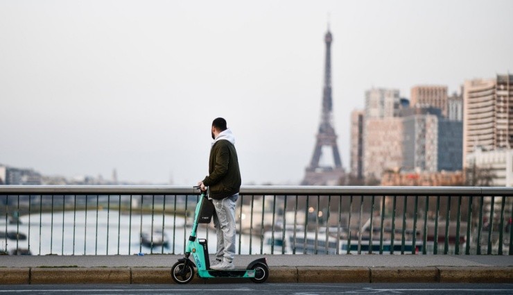 Paris'te Elektrikli Scooterlar Yasaklandı