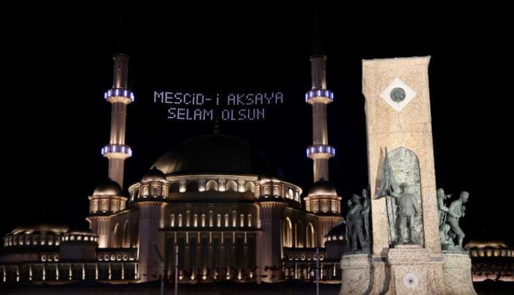 Taksim Camii'nden Mescid-i Aksaya Destek Mahyası!