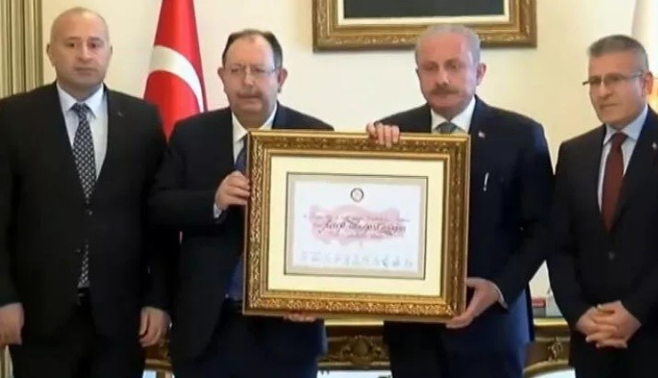 YSK Başkanı, Cumhurbaşkanı Mazbatasını Teslim Etti!