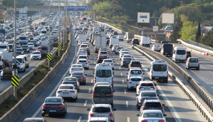 İstanbul'da Tatil Sonrası Trafik Yoğunluğu!