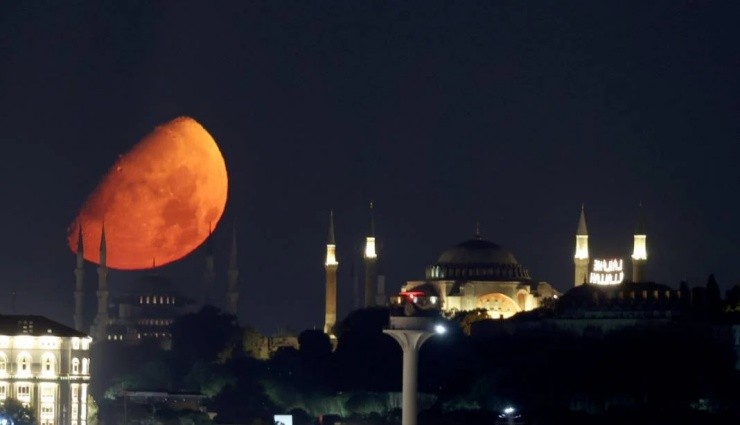 İstanbul'da Yarım Ay Güzelliğiyle Göz Kamaştırdı!