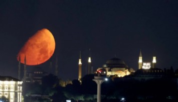 İstanbul'da Yarım Ay Güzelliğiyle Göz Kamaştırdı!