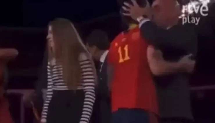 Kadın Futbolcuyu Dudağından Öpen Federasyon Başkanı Özür Diledi!