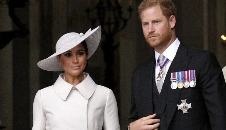 Prens Harry ve Markle'dan Kraliyete Zeytin Dalı!