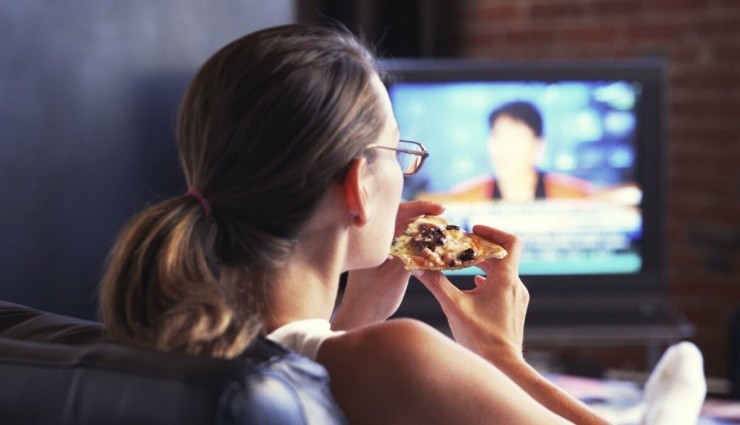 Yemek Yerken Televizyon İzliyorsanız Dikkat!