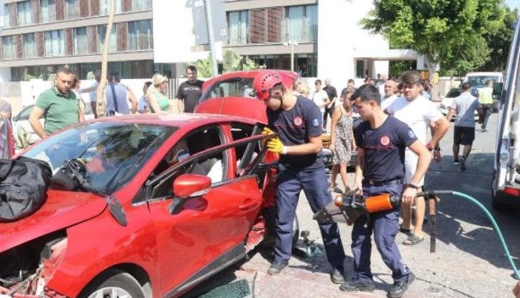 Ünlü Futbolcunun Ailesi Trafik Kazası Geçirdi!