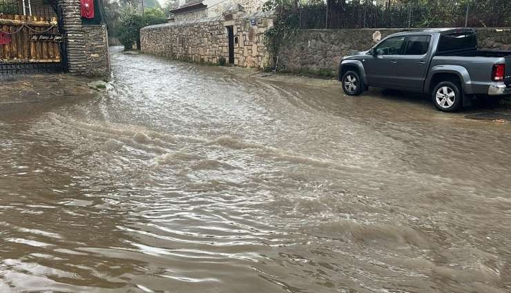 Bodrum'da Sağanak! Sokaklar Göle Döndü!