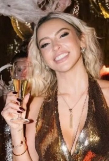 Hadise’nin Doğum Günü Pastası ve Tarzı Olay Oldu!