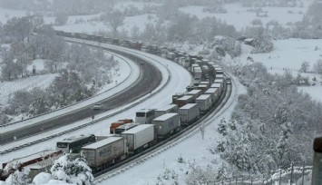 TEM Otoyolu'nun Bolu kesiminde yoğun kar yağışı sebebiyle hem İstanbul hem Ankara yönünde yolu tıkadı