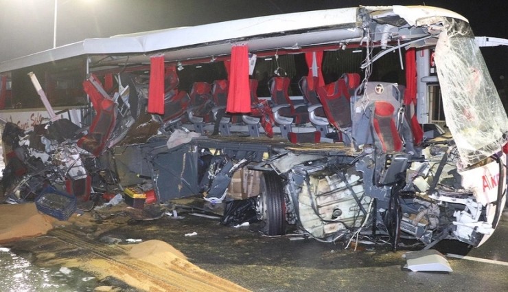 Denizli'de Yolcu Otobüsü TIR'a Çarptı: 1 Ölü, 20 Yaralı!