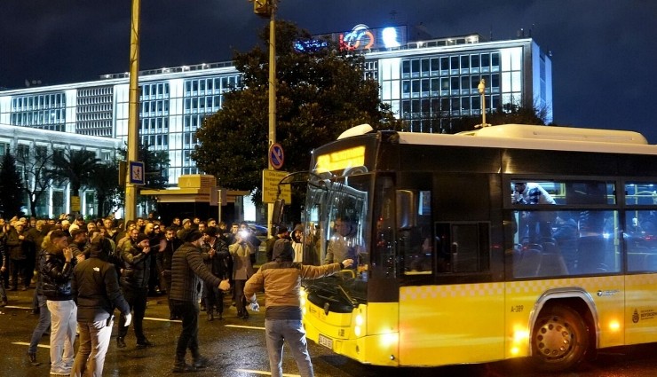 İBB Önünde Protesto: İstanbul'da Toplu Taşıma Çalışacak mı?