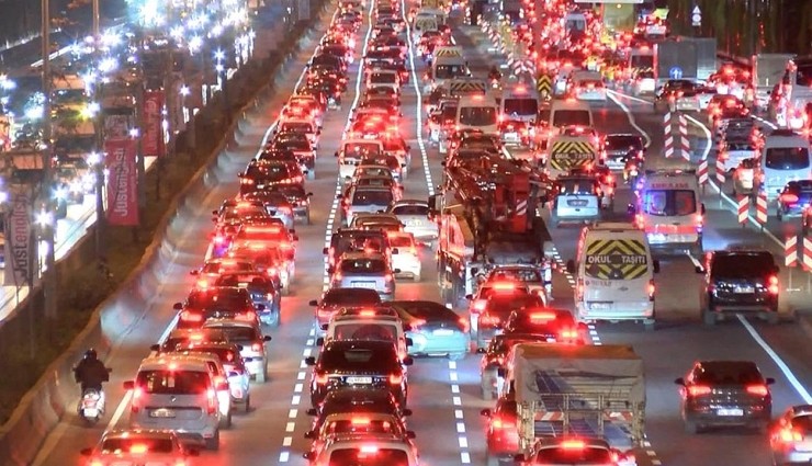 İstanbul'da Trafik Yoğunluğu Yüzde 90'ı Buldu!