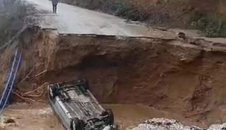 İzmir'de Yol Çöktü: Bir Araç Çukura Düştü!