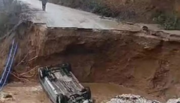 İzmir'de Yol Çöktü: Bir Araç Çukura Düştü!