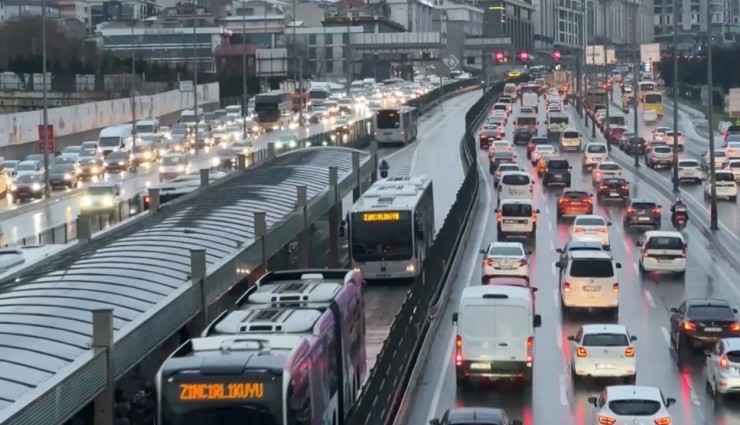İstanbul'da Yağış Trafiği Kilitledi!