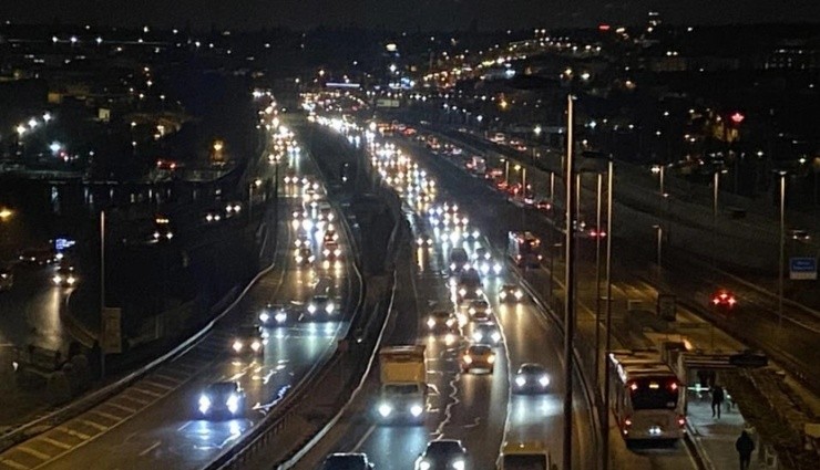 Okullar Açıldı: İstanbul'da Trafik Yoğunluğu!