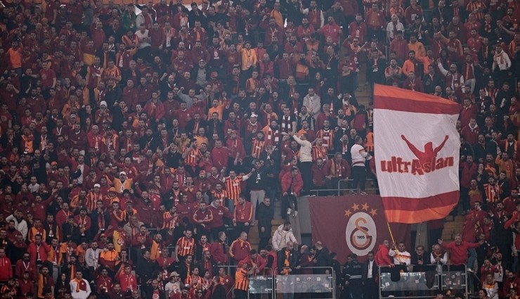 Galatasaray Tribünleri: 'Ali Koç Kurtarsın Sizi'