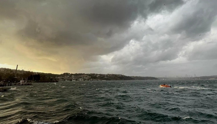 İstanbul Boğazı'nda Gemi Geçişleri Çift Yönde Durduruldu!