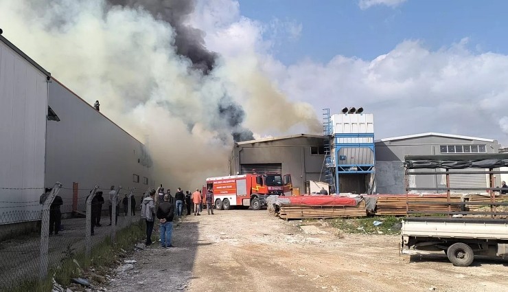 Bursa'da Mobilya Fabrikasında Yangın!