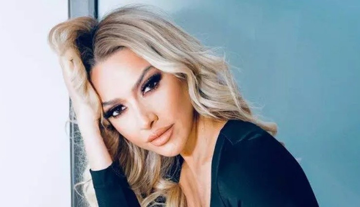 Hadise'nin 10. Yıl Marşı Söylerken Giydiği Mayo Gündem Oldu!