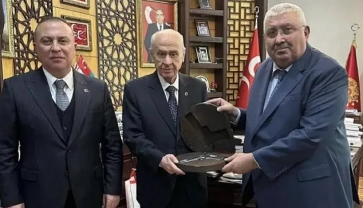 MHP'li Genel Başkan Yardımcıları Bahçeli’ye Silah Hediye Etti!