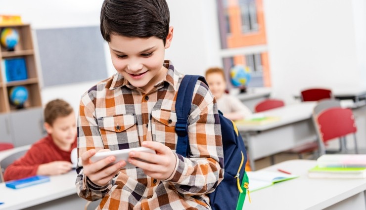 İtalya'da Ortaokula Kadar Akıllı Telefon Kullanımı Yasak!