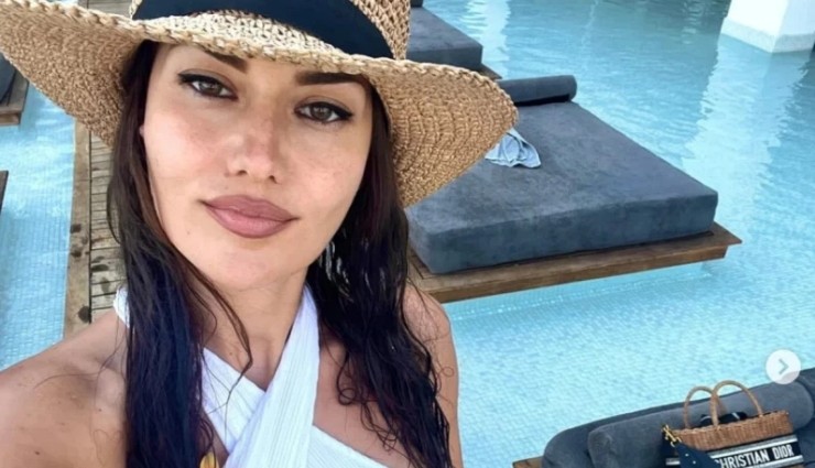 Fahriye Evcen'in Tatil Pozlarına Beğeni Yağdı!