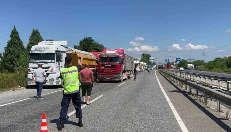 Otoyola Asit Döküldü: Yol Trafiğe Kapatıldı!