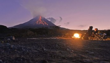 Merapi Yanardağı Lav ve Kül Püskürttü!