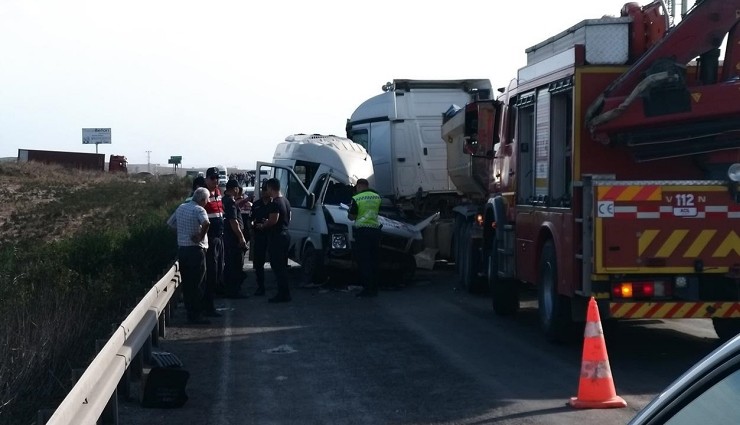 TIR ile Servis Çarpıştı: Çok Sayıda Ölü ve Yaralı!